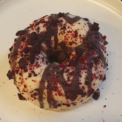 Донат с малиновой начинкой в белой глазури в Рент кафе по цене 340 ₽