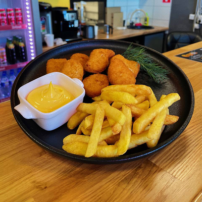 Комбо 4- Наггетсы с картофелем фри и соусом(Я) в Съедим всё по цене 500 ₽