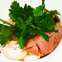 Салат Дачный с бужениной и яйцом пашот в Ресторан Хата возле Шереметьево