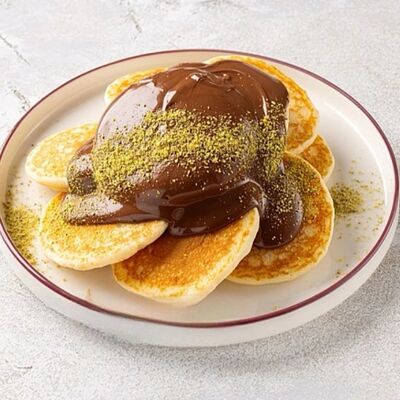 Большая порция панкейков с шоколадно-ореховой пастой Нутелла в Шоколадница по цене 1402 ₽