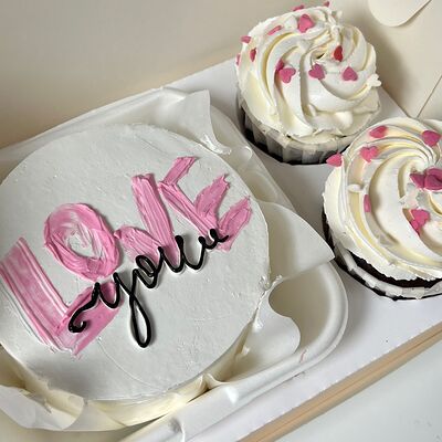 Набор бенто-торт и 2 капкейка Love you в Sweet Caprice по цене 2490 ₽