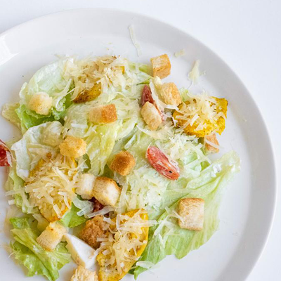 Цезарь с куриной грудкой в Local Chef по цене 940 ₽