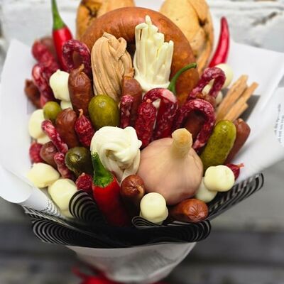 Мужской букет с колбасой и сыром в Buketonline - Съедобные букеты и клубника в шоколаде по цене 5060 ₽