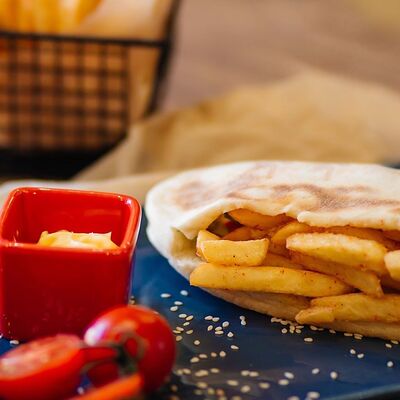 Большая гиро булочка с курицей в Шаурмен по цене 400 ₽