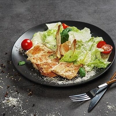 Салат Цезарь 1/250 в Бургер удачи по цене 540 ₽