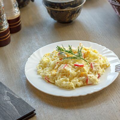 Салат с крабовыми палочками в Учкудук по цене 375 ₽