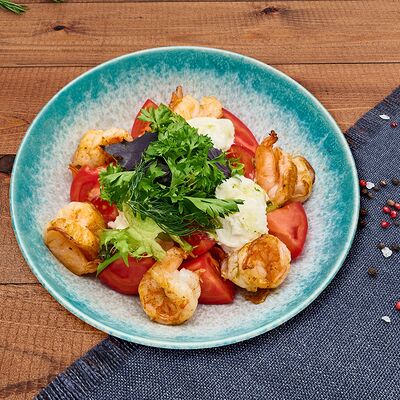 Салат с креветками, томатами и страчателлой в Деда хинкали по цене 1370 ₽