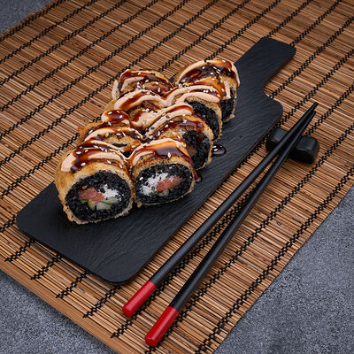 Ролл с лососем в темпуре Black в Sushi Max Kolpino по цене 599 ₽