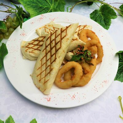 Кесадилья с курицей и луковыми кольцами в Вечная пятница по цене 565