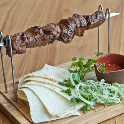 Шашлык из cвинoй шеи в Мацони по цене 420