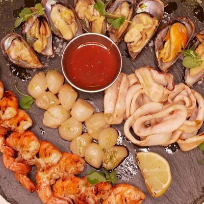 Морепродукты на гриле в ресторан 