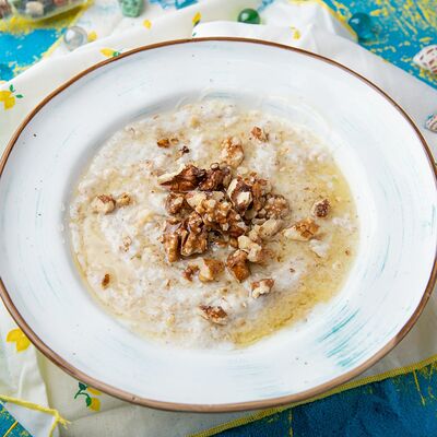 Овсяная каша с грецкими орехами и медом в Греческая таверна Сиртаки по цене 250 ₽