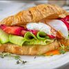 Круассан-сэндвич с лососем, авокадо и яйцом пашот в Capo Ristorante по цене 1100