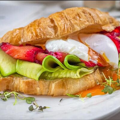Круассан-сэндвич с лососем, авокадо и яйцом пашот в Capo Ristorante по цене 1100 ₽