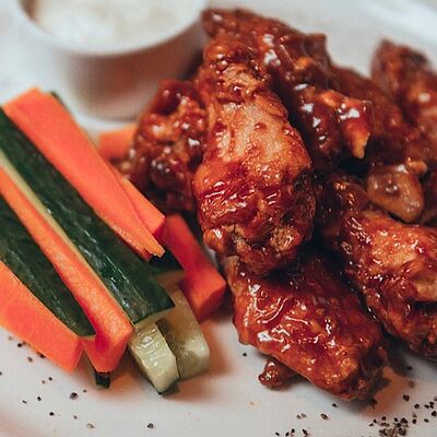 Куриные крылья со свежими овощами и соусом Блю чиз в Сохо по цене 570