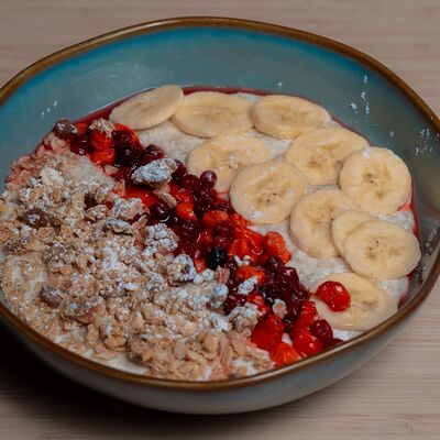 Овсяная каша с бананом в Green Dog по цене 434 ₽