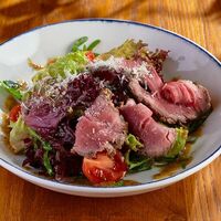 Салат с домашним ростбифомв BBQ beer restaurant