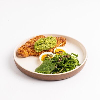 Жареный круассан с индейкой, сливочным сыром, авокадо, яйцом и салатом в Британские Пекарни по цене 565 ₽