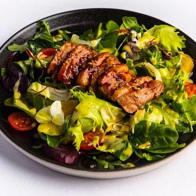 Салат с утиной грудкой в Алхимиус по цене 1080 ₽