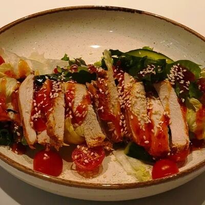 Салат с кисло-сладкой курицейв Шоколадница по цене 390 ₽