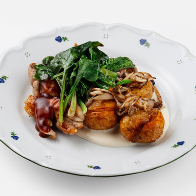 Цыпленок с картофелем, грибами и соусом из пармезанав Begin cafe по цене 970 ₽