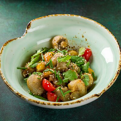 Салат с хрустящими шампиньонами в Дюшес по цене 530