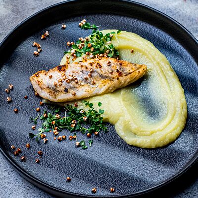 Судак с пюре из сельдерея и попкорном из гречки в Edateca Едатека по цене 590 ₽