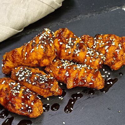 Крылышки жареные с соусом и кунжутомв Sisters Food по цене 340