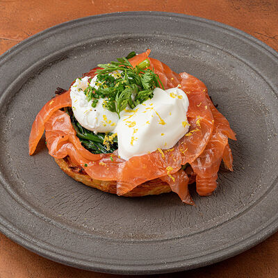 Запечённый драник, слабосоленый лосось, яйцо пашот в Maya по цене 1390 ₽