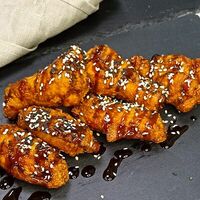 Крылышки жареные с соусом и кунжутомв Sisters Food