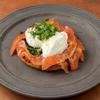 Запечённый драник, слабосоленый лосось, яйцо пашот в Maya