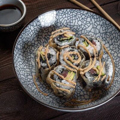 Тёплый ролл с креветкой и тунцом в Эбби Noodles & Sushi Bar по цене 490