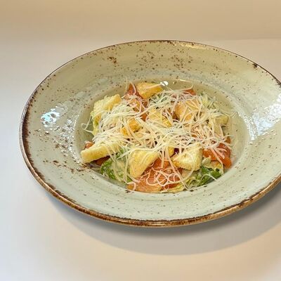 Салат Цезарь с форелью в Room-cafe по цене 690 ₽