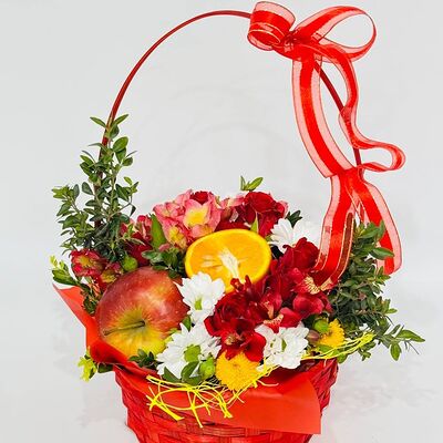 Корзина с цветами и фруктамив Дарите красиво по цене 4199 ₽