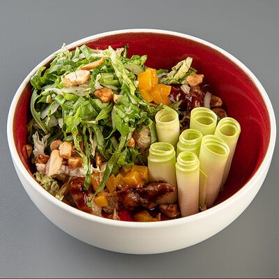 Салат с уткой и манго в Том Янг Бар по цене 570 ₽