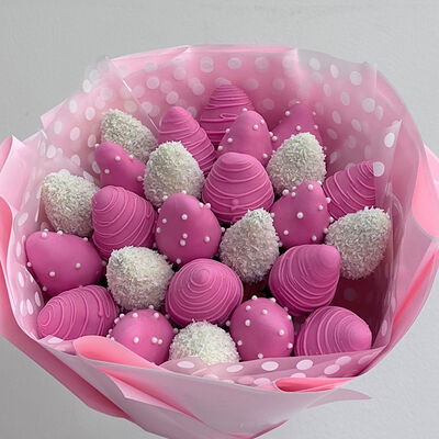 Букет Клубника в шоколаде розовый в Любовь есть по цене 4700 ₽