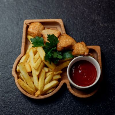 Шашлычок из курицы с картофелем фри и кетчупом в Квели - Грузинский ресторан по цене 460 ₽