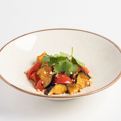 Салат с баклажанами, томатами и арахисом в Kitchen по цене 520