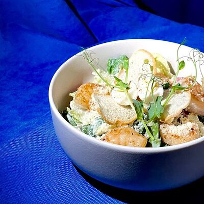 Салат Цезарь с креветкой в Raison D’être по цене 440 ₽