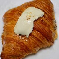 Трюфельный круассан в Etika Bistro