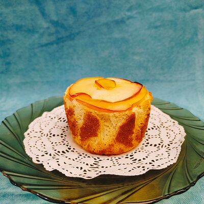 Шарлотка классическая с яблоками в Кофе ЁЁ по цене 250 ₽