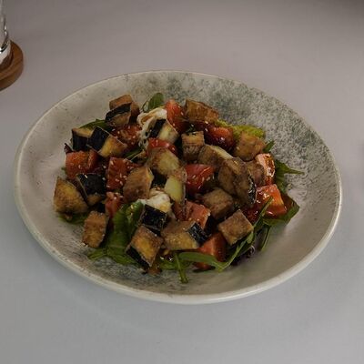 Салат Теплый с баклажанами в Игристо по цене 750 ₽