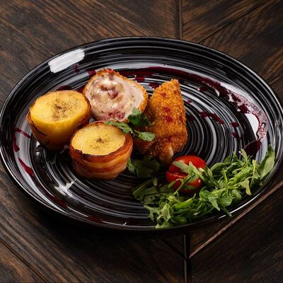 Куриные рулетики с картофелем в беконе в Lamar по цене 540 ₽