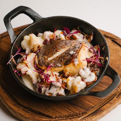 Стейк из палтуса с цветной капустой, жареными лисичками и соусом “W/W” в Круча по цене 2050 ₽