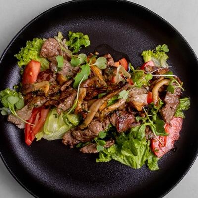 Салат с говядиной и вёшенками в City club по цене 930 ₽