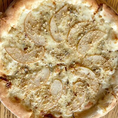 Пицца Груша и горгонзолав Искра по цене 1100 ₽