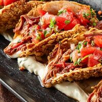 Тако с рваной говядиной и томатной сальсой в Clever Irish Pub