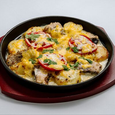 Сковородка волжская с толстолобиком и картофелем в Каспий по цене 682 ₽