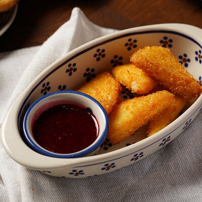 Жареный сулугуни с брусничным соусом и тархуном в Ресторан-сыроварня Брынза по цене 630 ₽