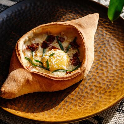 Хачапури лодочка с вяленой панчеттой в Грузинскоебистро Каха по цене 724 ₽